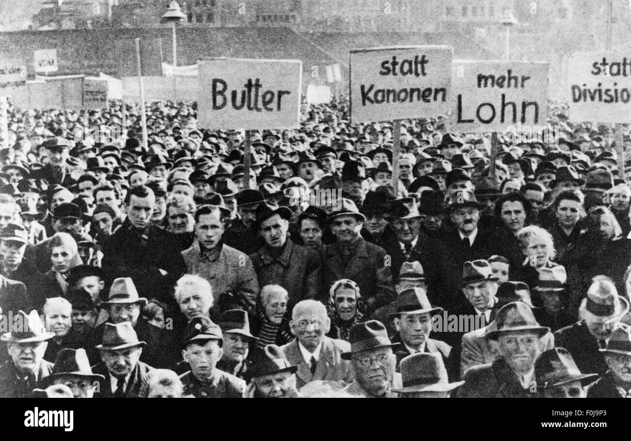 post war period, Germany, demonstration against rearmament, Nuremberg, 1950, Additional-Rights-Clearences-Not Available Stock Photo