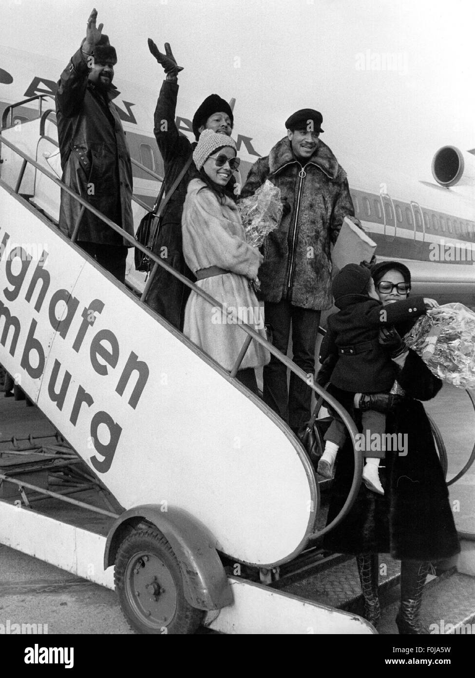 Fifth Dimension, The, American music group (soul), founded 1965, on gangway at arrival on airport, fltr: Ron Townson, Lamonte McLemore, Marilyn McCoo, Billy Davis Jr., Florence LaRue, Hamburg, 1972, Stock Photo