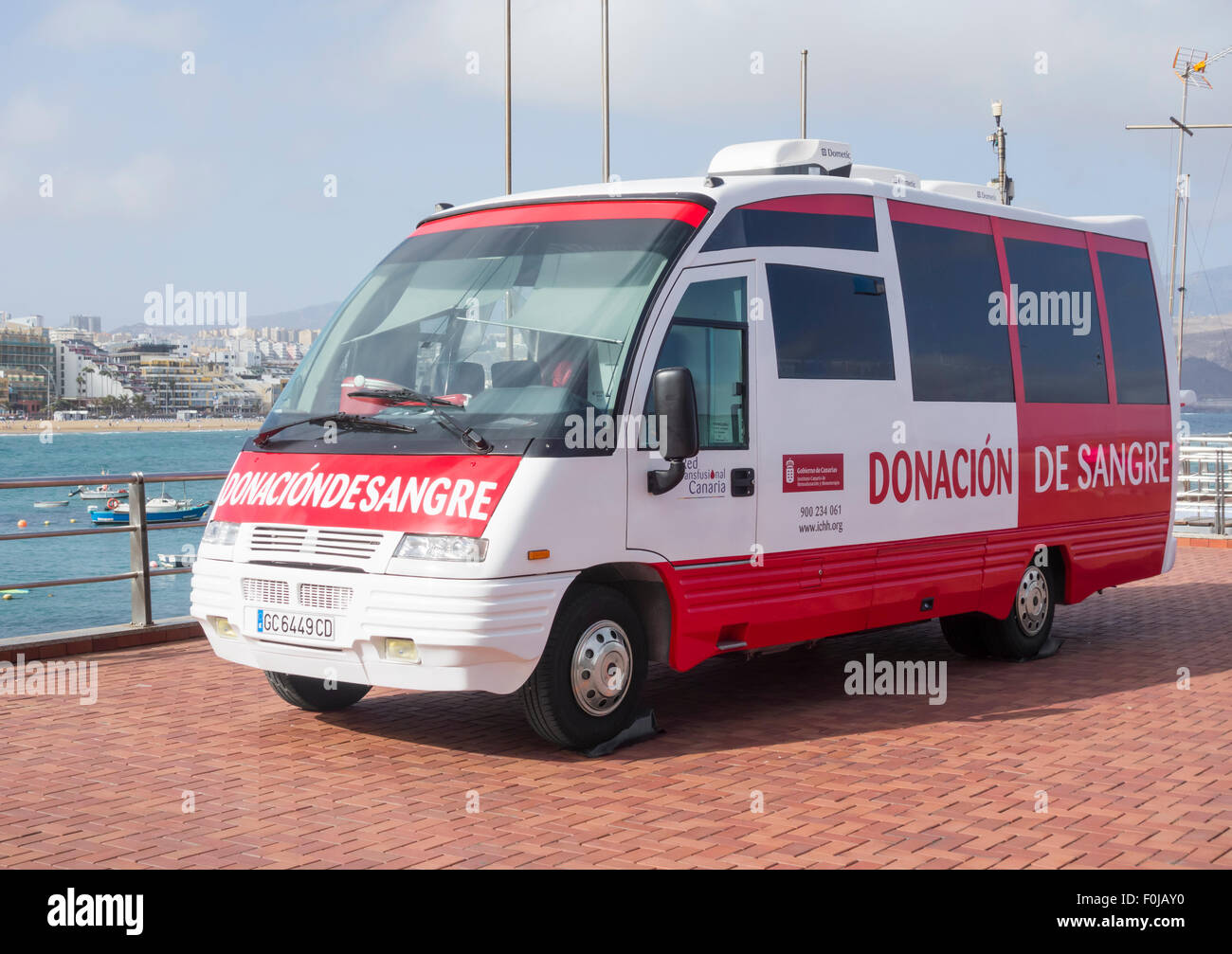 Blood Donation (Donation de Sangre) bus near beach in Spain Stock Photo