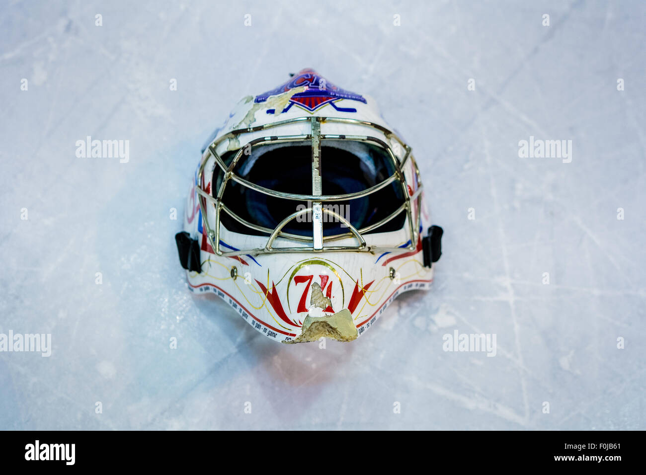 Vintage hockey helmet hi-res stock photography and images - Alamy