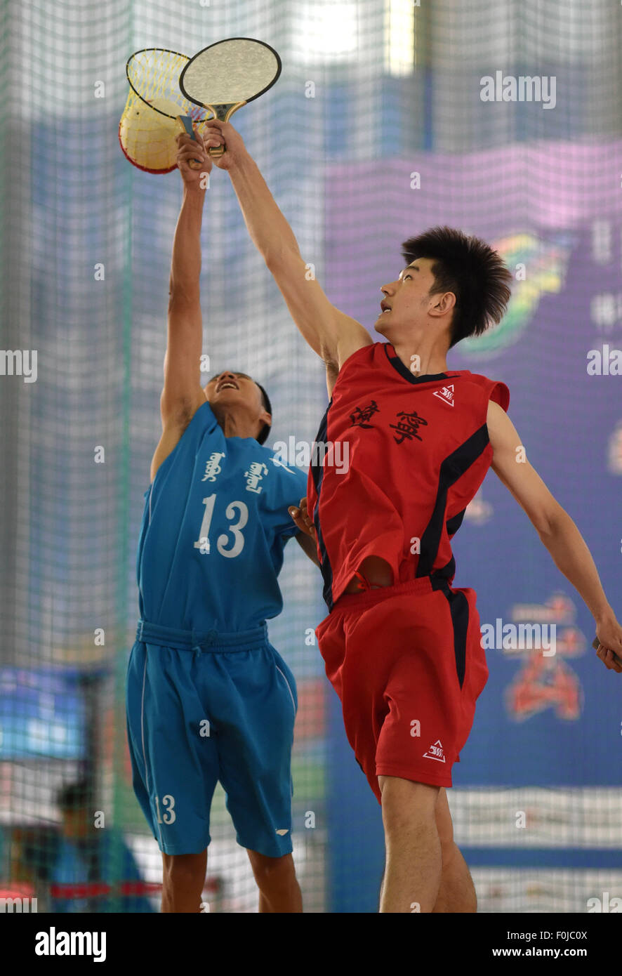 (150817) -- ORDOS, Aug. 17, 2015 (Xinhua) -- Athlete Yang Jianchao (R ...