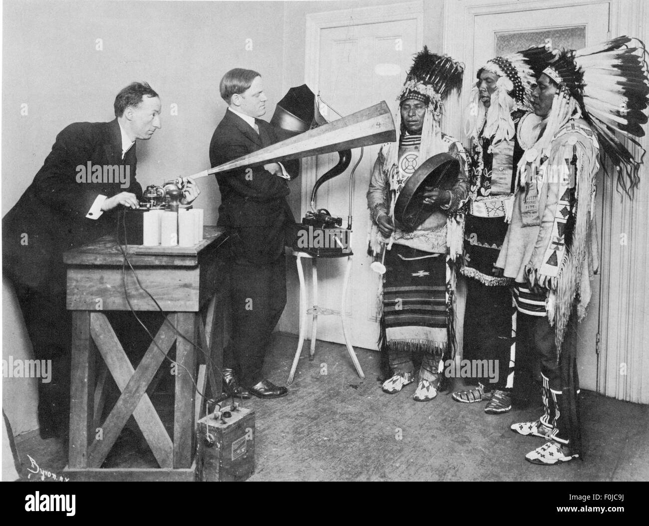 technics, audio engineering, phonograph, sound recording with Indian warriors, photograph by Byron, New York, 1913, Additional-Rights-Clearences-Not Available Stock Photo