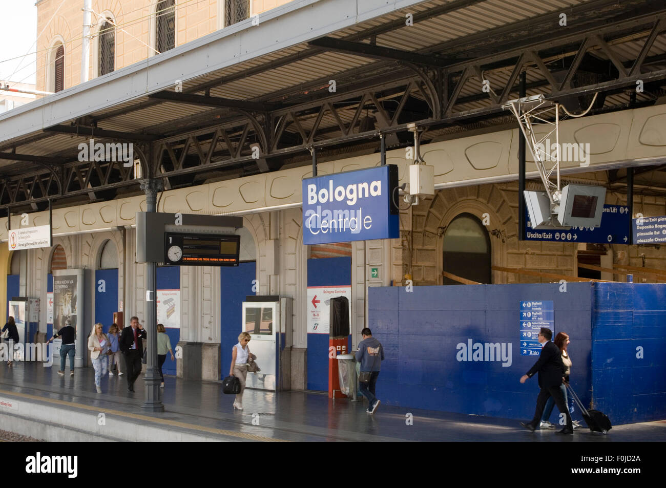 bologna station central centrale train stations italy italian station platform Stock Photo