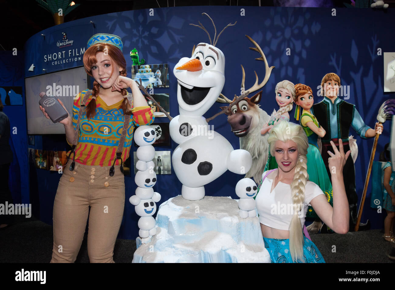 Anaheim, California, USA. 15th Aug, 2015. Jessica Chancellor as Anna in an  Oaken costume and Shel Sligar as Elsa from 'Frozen' posing with an Olaf  figure at the Disney D23 Expo in