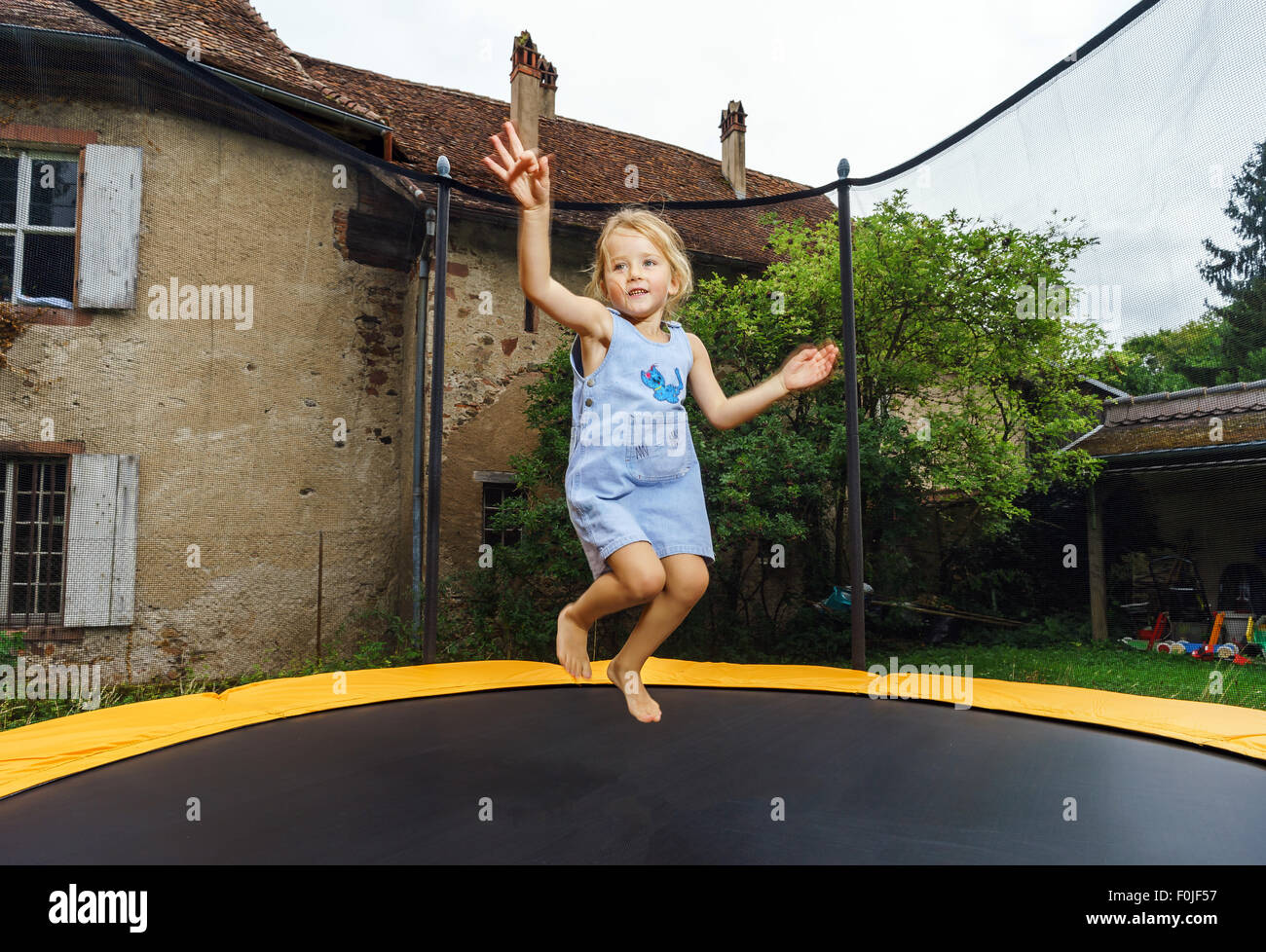 Дети на батуте. Девочка прыгает на батуте. Как девочка прыгает на батуте. Девушка прыгает. Девушки на батуте в юбках.