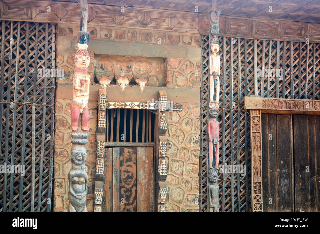African wood sculpture hi-res stock photography and images - Alamy