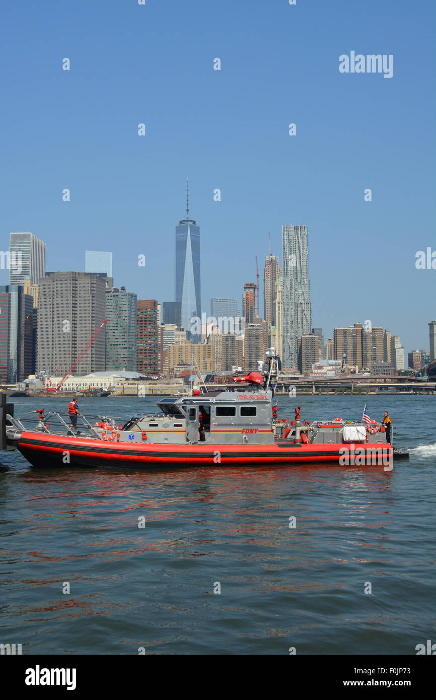 FDNY boat responding to an emergency on the East River. Stock Photo