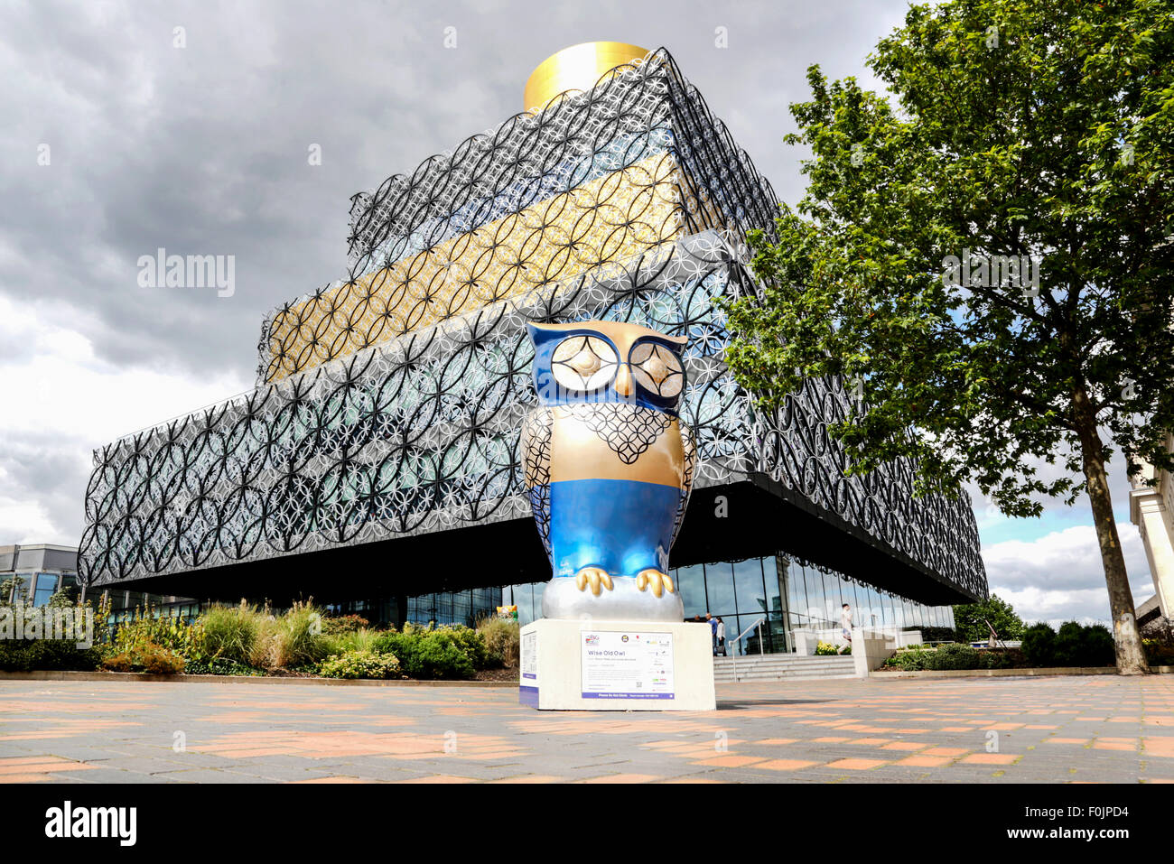 Birmingham, UK. 16th Aug, 2015. The Big Hoot Sculptured Owl trail proves a popular way to spend a Sunday afternoon around Birmingham City Centre, for adults and children alike. Creative producers Wild in Art working in partnership with Birmingham Children’s Hospital have placed 89 individually and intricately created Owls and the City centre and inner Birmingham area.  All the giant owls have been sponsored by companies and organisations and at the end of the trail, they will be auctioned to raise money for Birmingham Children’s Hospital. Credit:  Stephen Hyde/Alamy Live News Stock Photo