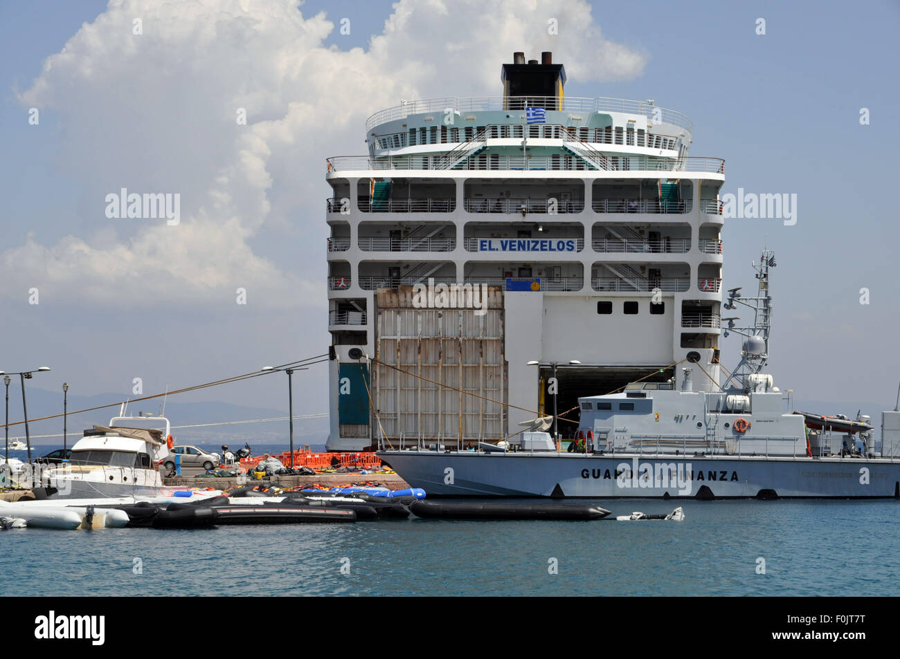 Kos, Greece. 16th Aug, 2015. Migrants and refugees wait at the port next to the ferry Eleftherios Venizelos after crossing from Turkey, at the southeastern island of Kos, Greece, Sturday, August 16, 2015. © Tereza Supova/CTK Photo/Alamy Live News Stock Photo