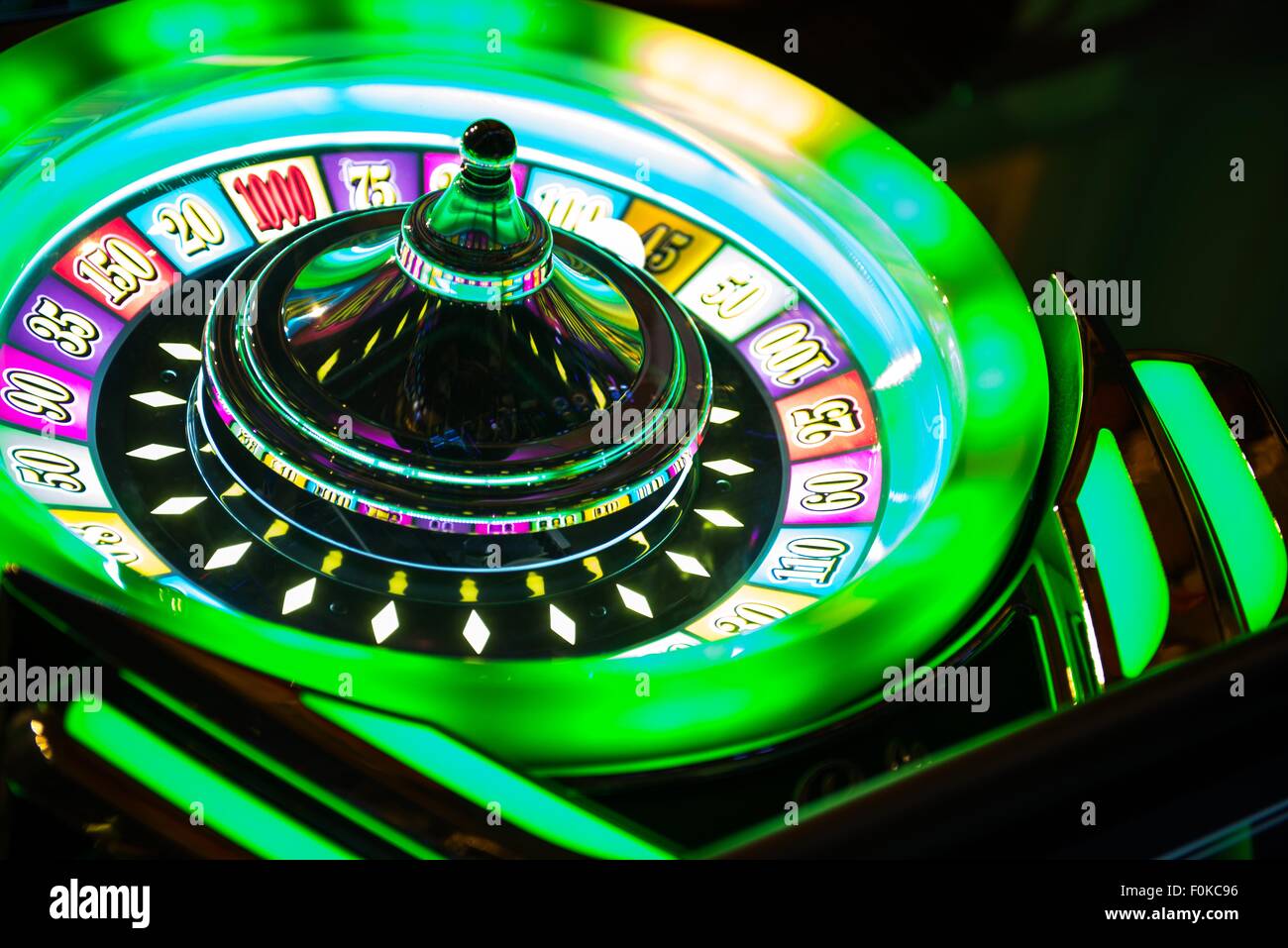 Vegas.hu automata rulett játék közeli képe neon fényekkel
