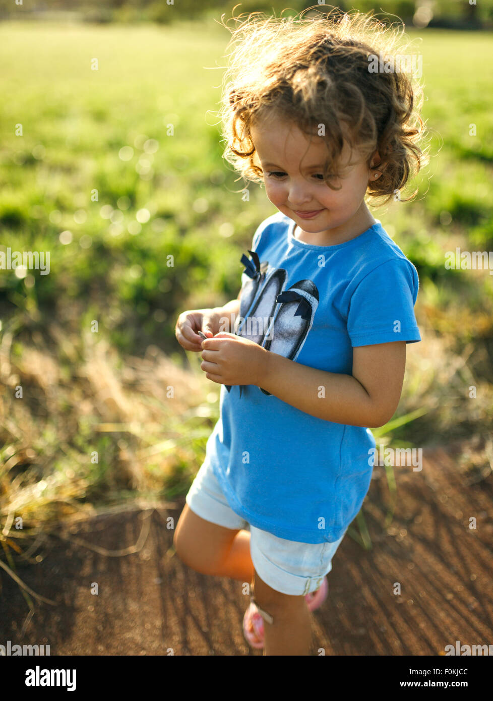 Portrait of smiling little girl Stock Photo - Alamy