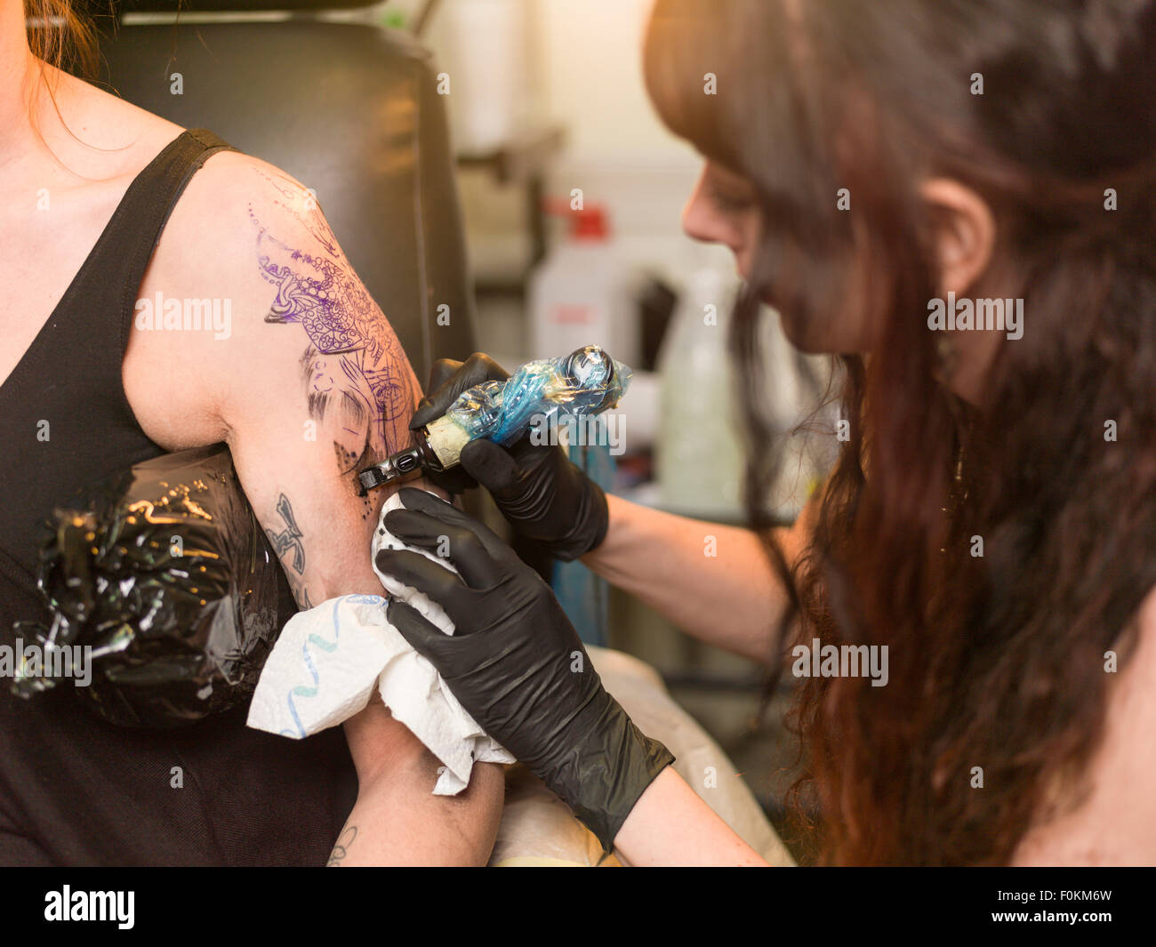 Tattoo artist at work Stock Photo - Alamy