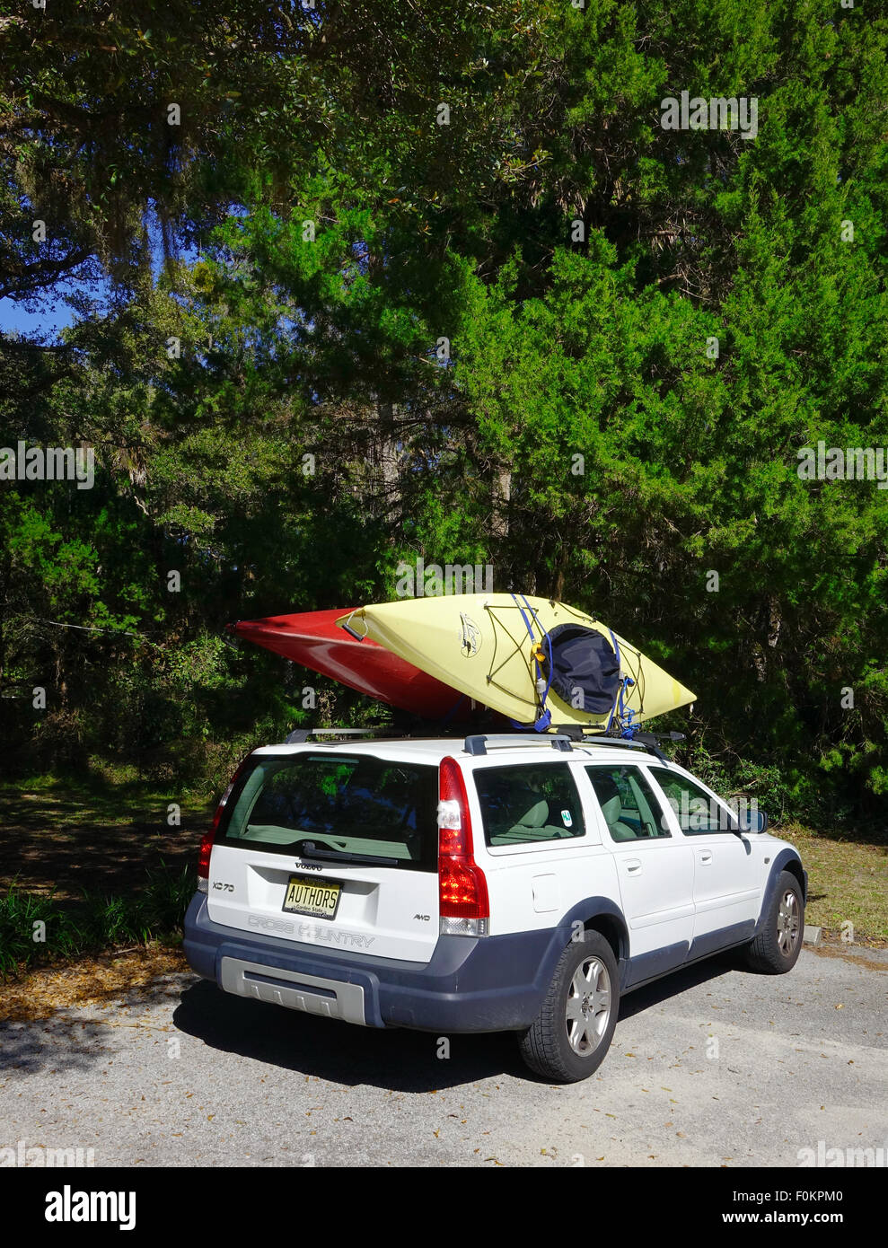 Automobile with 2 kayaks on roof Stock Photo - Alamy
