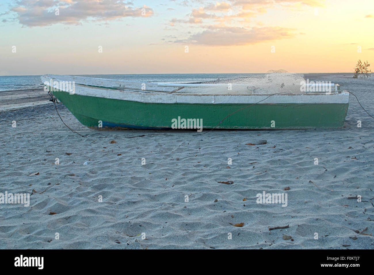 Beach boat sunset hi-res stock photography and images - Alamy