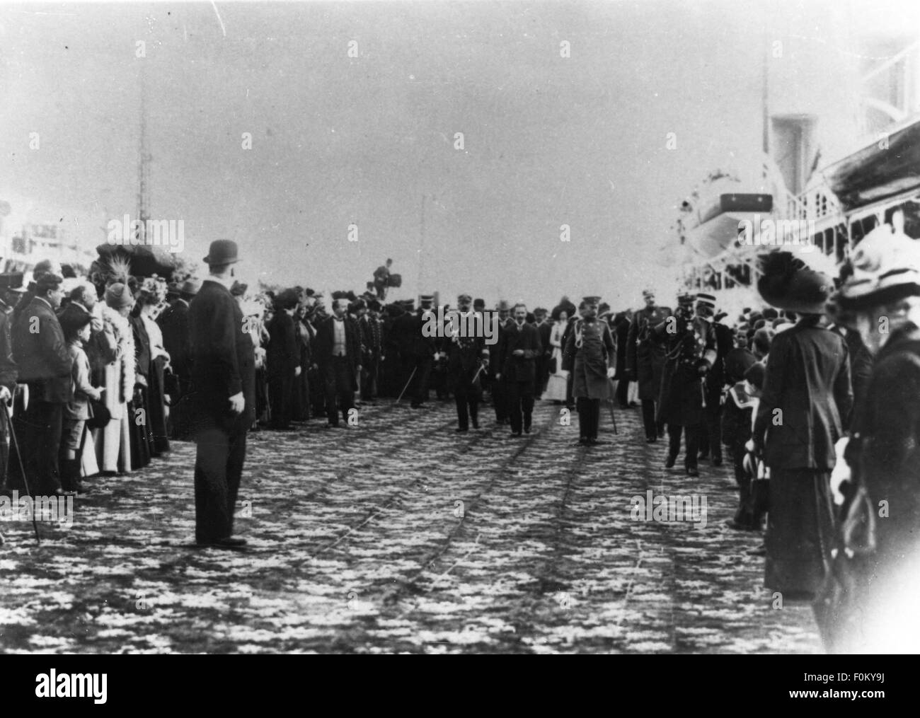 Wilhelm II, 27.1.1859 - 4.6.1941, German emperor 15.6.1888 - 9.11.1918, half length, greeting the classes of the German School, Genoa, 3.5.1911, Stock Photo