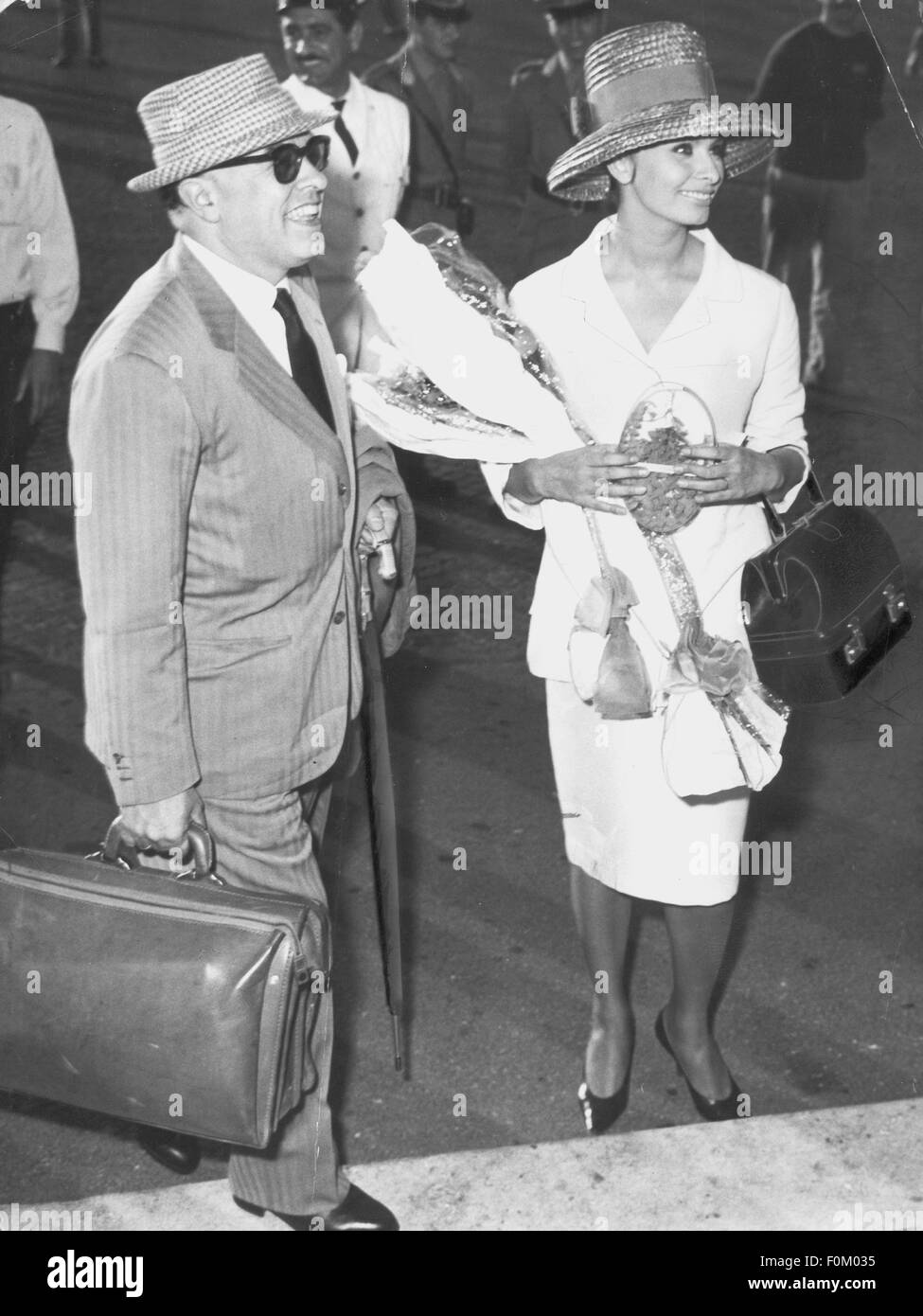 Loren, Sophia, * 20.9.1934, Italian actress, full length, with husband Carlo Ponti, Ciampino Airport, Rome, 19.7.1960, Stock Photo