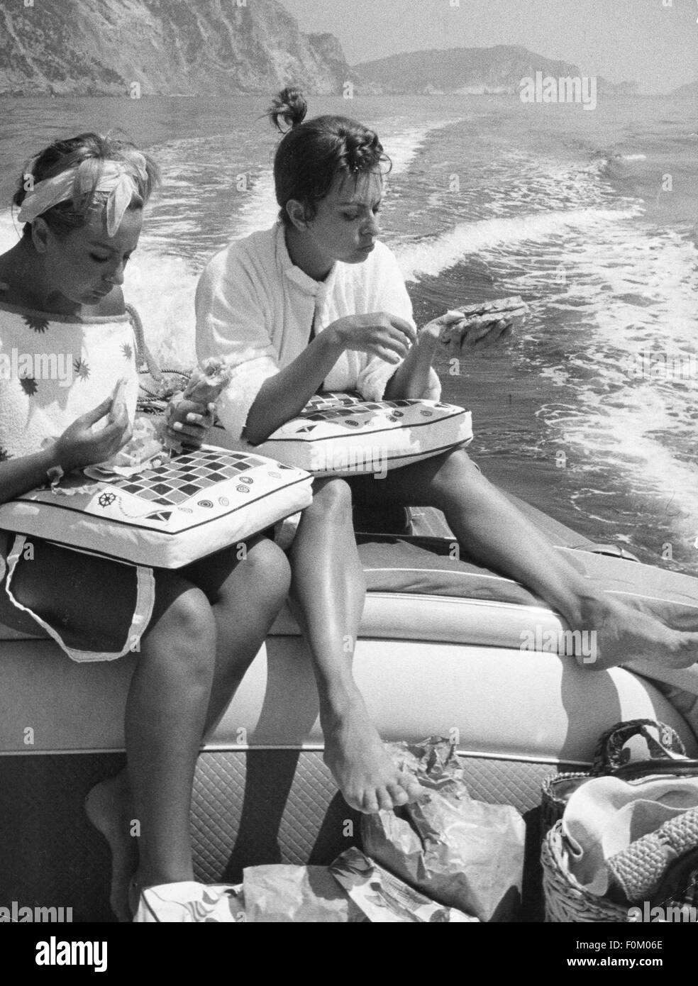Loren, Sophia, * 20.9.1934, Italian actress, half length, with sister Anna Maria Scicolone, eating on boat, 1960s, Stock Photo
