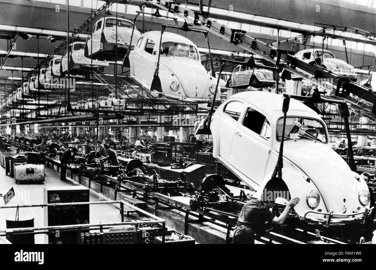 industry, car industry, Volkswagen, Volkswagen plant Wolfsburg, interior view, final assembly of VW Beetle 1300, 1960s, Additional-Rights-Clearences-Not Available Stock Photo