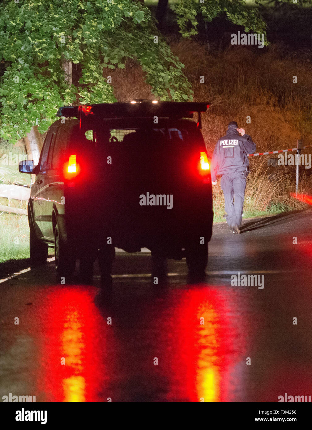 Members of the German police stand in front of a cordoned-off area at a farm in Lampersdorf, Saxony, Germany, 18 August 2015. Police investigating the disappearance of 17-year-old Anneli have discovered the body of a young woman on a farm in Saxony, police said on early 18 August. The identity of the body has not yet been clarified. Police and prosecutors are due to announce more details on 18 August in a news conference. Anneli, the daughter of a wealthy German businessman, was allegedly kidnapped on 13 August 2015. Photo: Arno Burgi/dpa Stock Photo