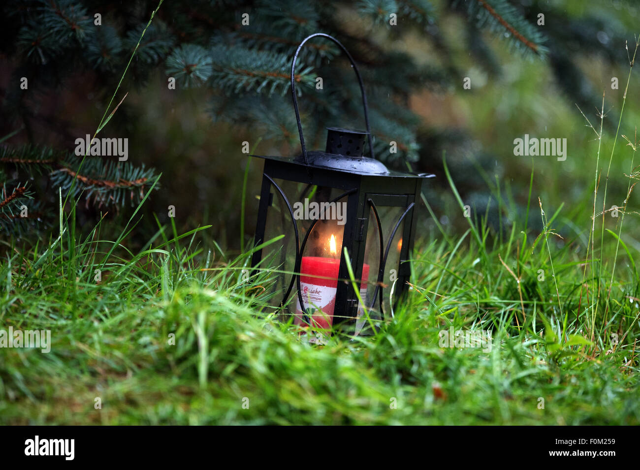 Lampersdorf, Germany. 18th Aug, 2015. A burning candle has been placed at a courtyard entrance of a farm in Lampersdorf, Germany, 18 August 2015. Police investigating the disappearance of 17-year-old Anneli have discovered the body of a young woman on a farm in Saxony, police said on early 18 August. The identity of the body has not yet been clarified. Police and prosecutors are due to announce more details on 18 August in a news conference. Anneli, the daughter of a wealthy German businessman, was allegedly kidnapped on 13 August 2015. Photo: Arno Burgi/dpa/Alamy Live News Stock Photo