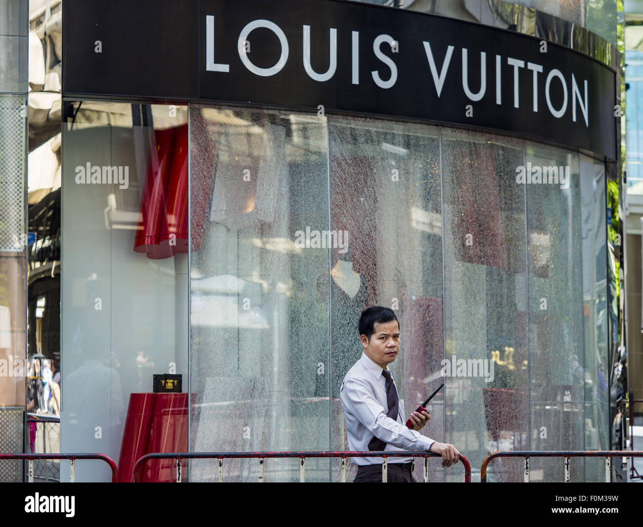 Bangkok, Thailand. 18th Aug, 2015. A security guard at the Louis Vuitton  store in Gaysorn, an exclusive mall across the street from Erawan Shrine.  The windows to the store was broken in
