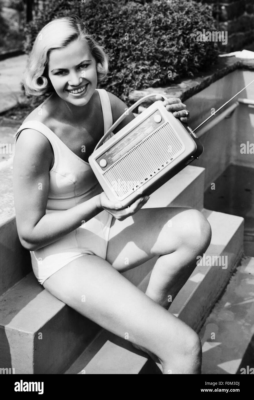 broadcast, radio, woman with portable radio 'Transistor', 1950s, Additional-Rights-Clearences-Not Available Stock Photo