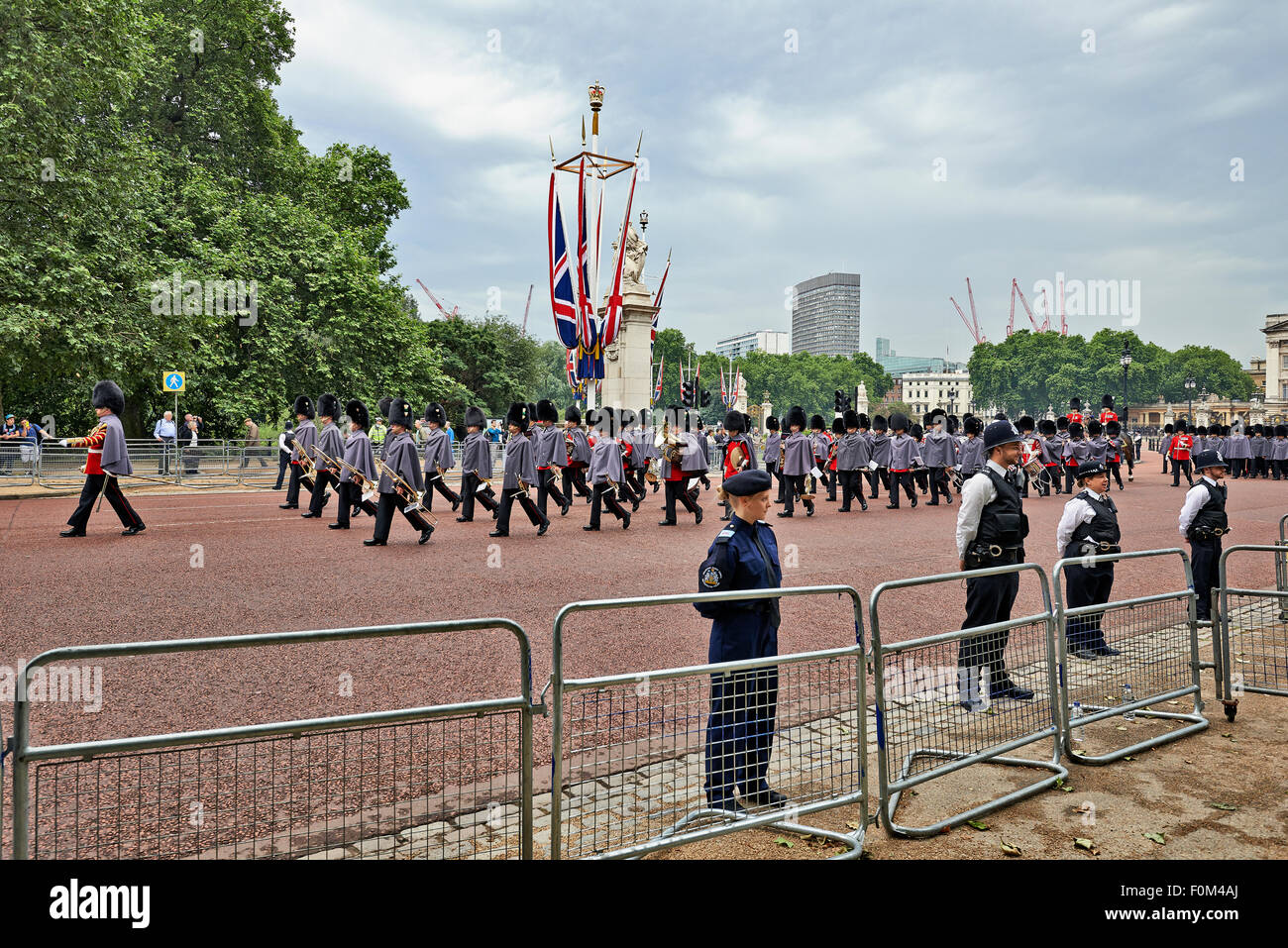 Heavily armed police officers on Guard near Buckingham Palace, London for Trooping the Colour i Stock Photo