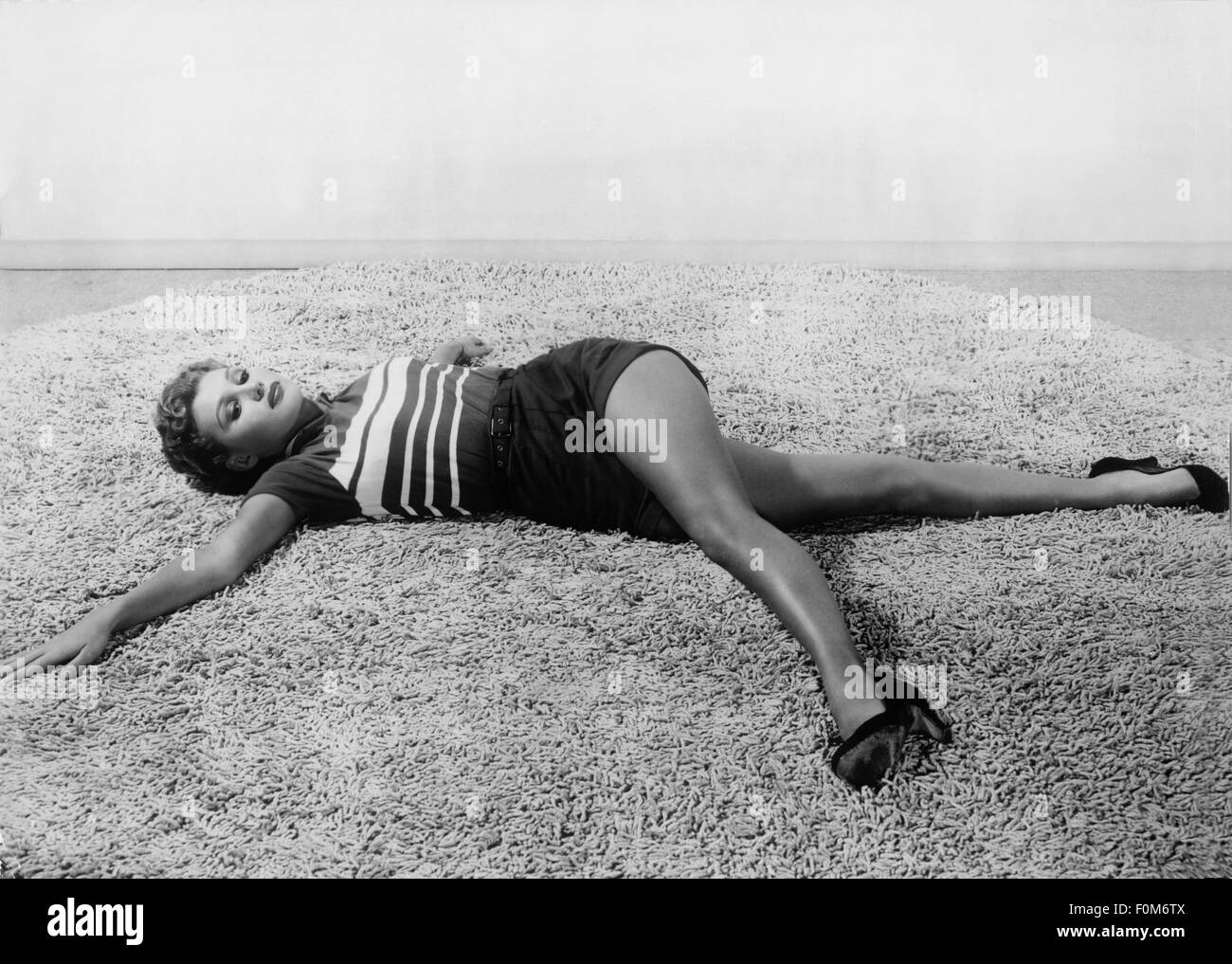 Aldon, Mari, 17.11.1925 - 31.10.2004, Lithuanian - American actress, full length, doing gymnastics, 1950s, Stock Photo