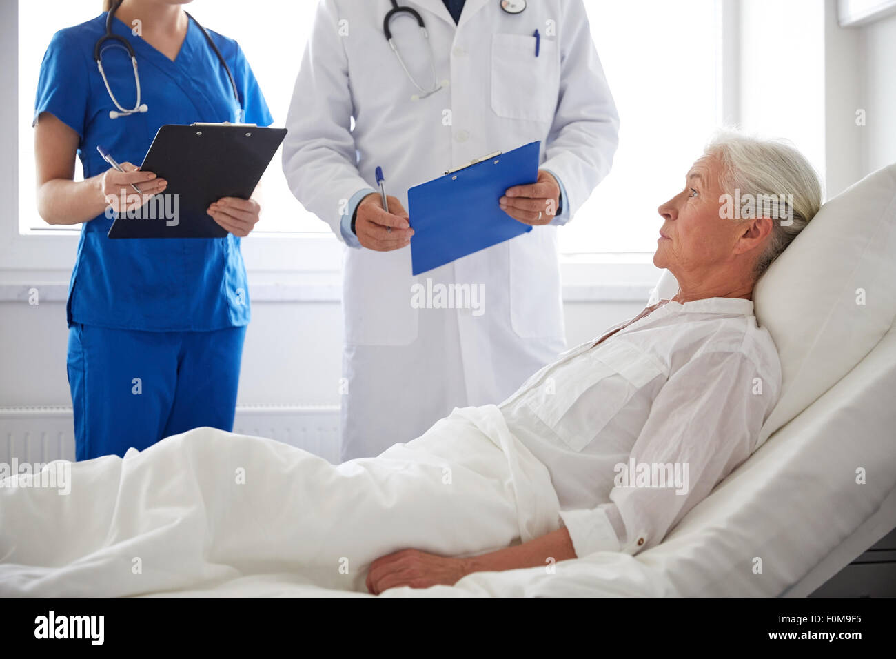 Медсестра у постели больного. Врач и больной. Конфликт врача и пациента. Веселый пациент. Консультация врача.