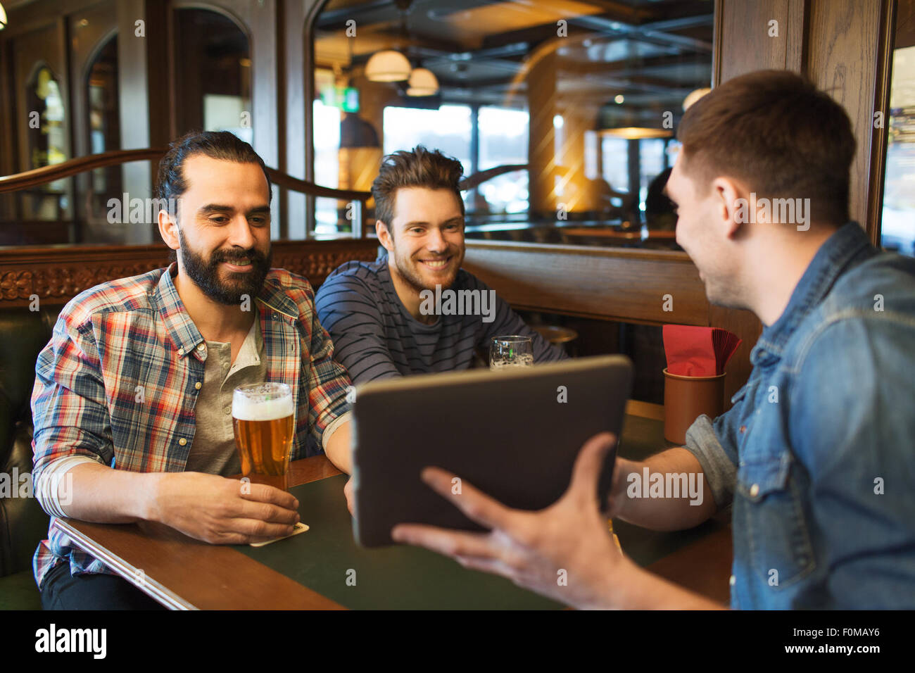 Customers out drinking beer hi-res stock photography and images - Alamy