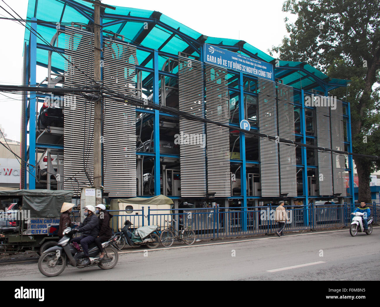 Car parking lift hi-res stock photography and images - Alamy