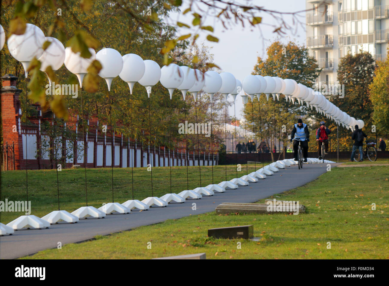aufgestellte Ballons fuer die Licht-Installation 'Lichtgrenze' vor dem 25 jaehrigen Jubilaeum des Mauerfalls, 7. November 2014, Stock Photo