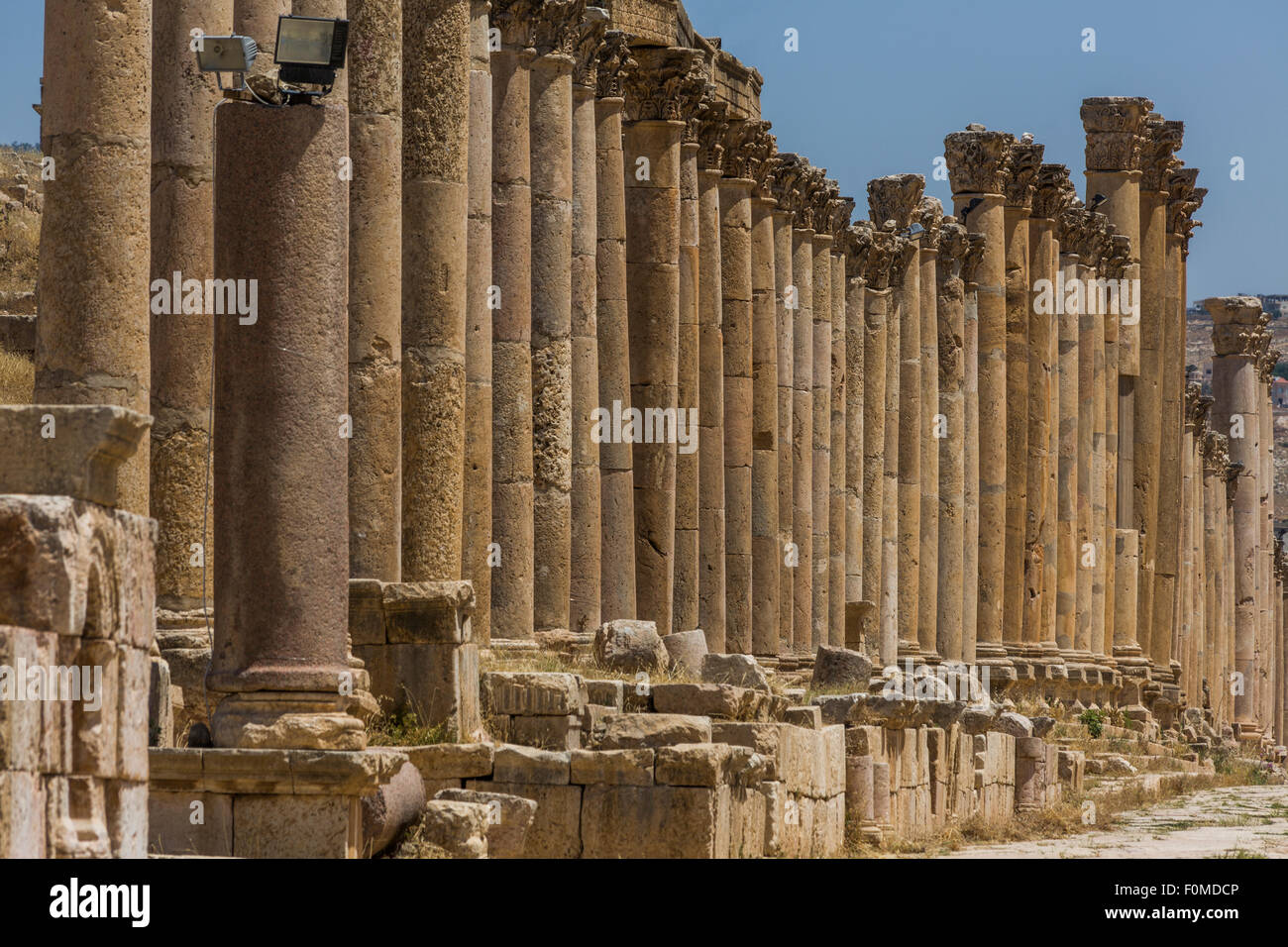 columns of buildings adjoining Cardo Maximus, Jerash, Jordan Stock Photo