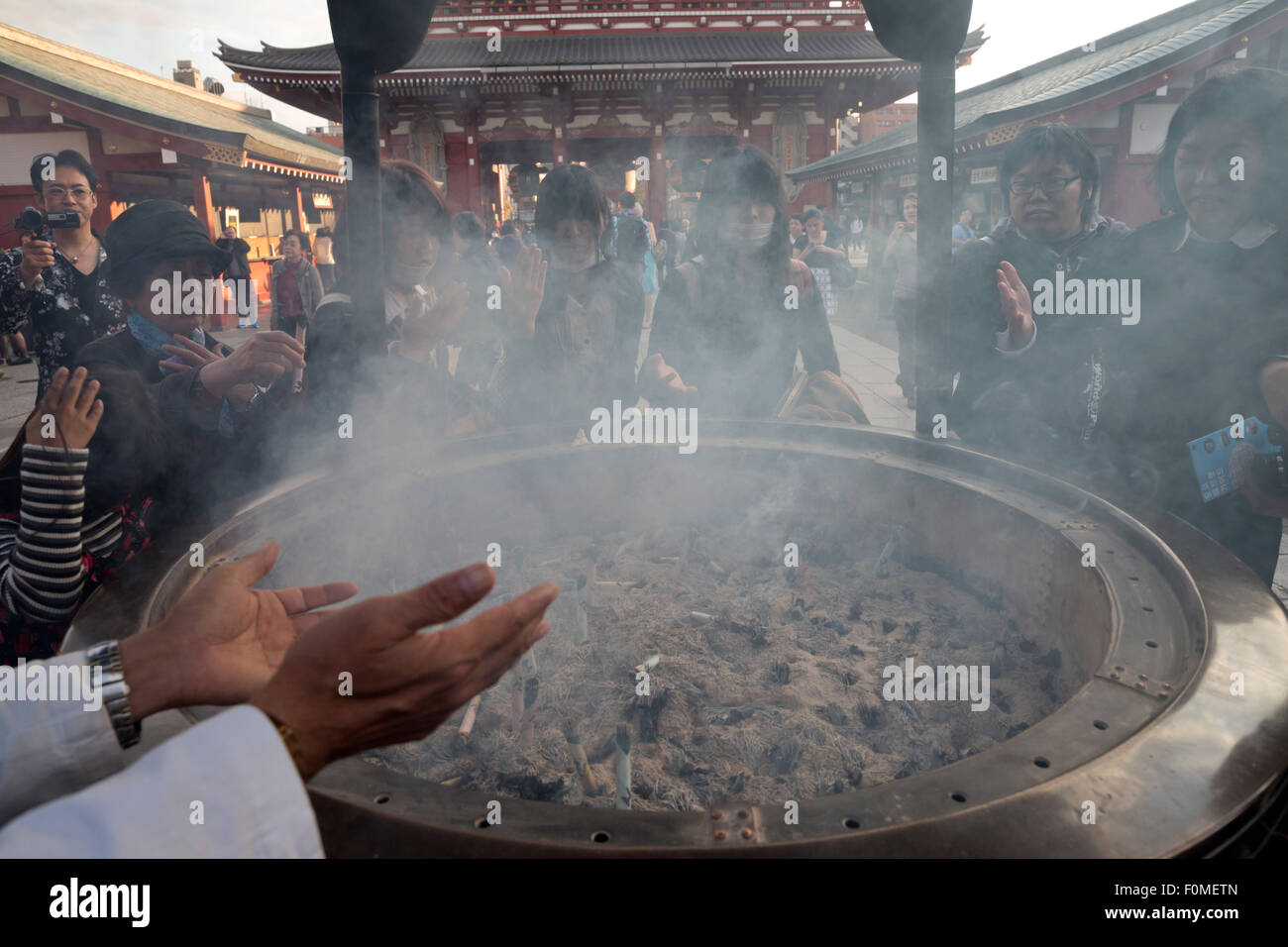 Incense smoke japan temple hi-res stock photography and images - Alamy