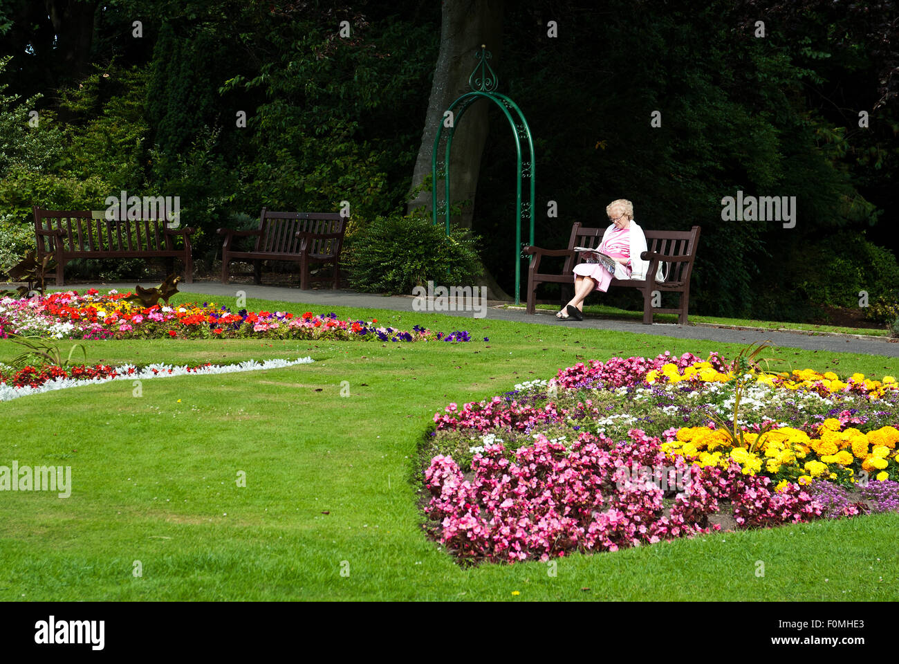 A lady relaxing in Botanic Gardens, Southport Stock Photo