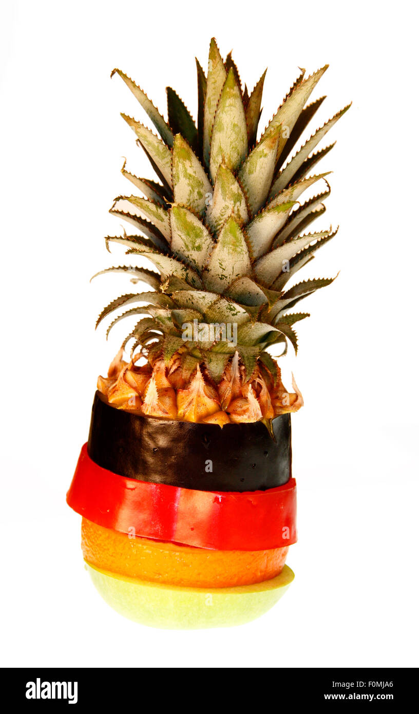 Frucht zusammengesetzt aus Ananas, Aubergine, Paprikaschote, Orange und Apfel - Symbolbild Nahrungsmittel. Stock Photo