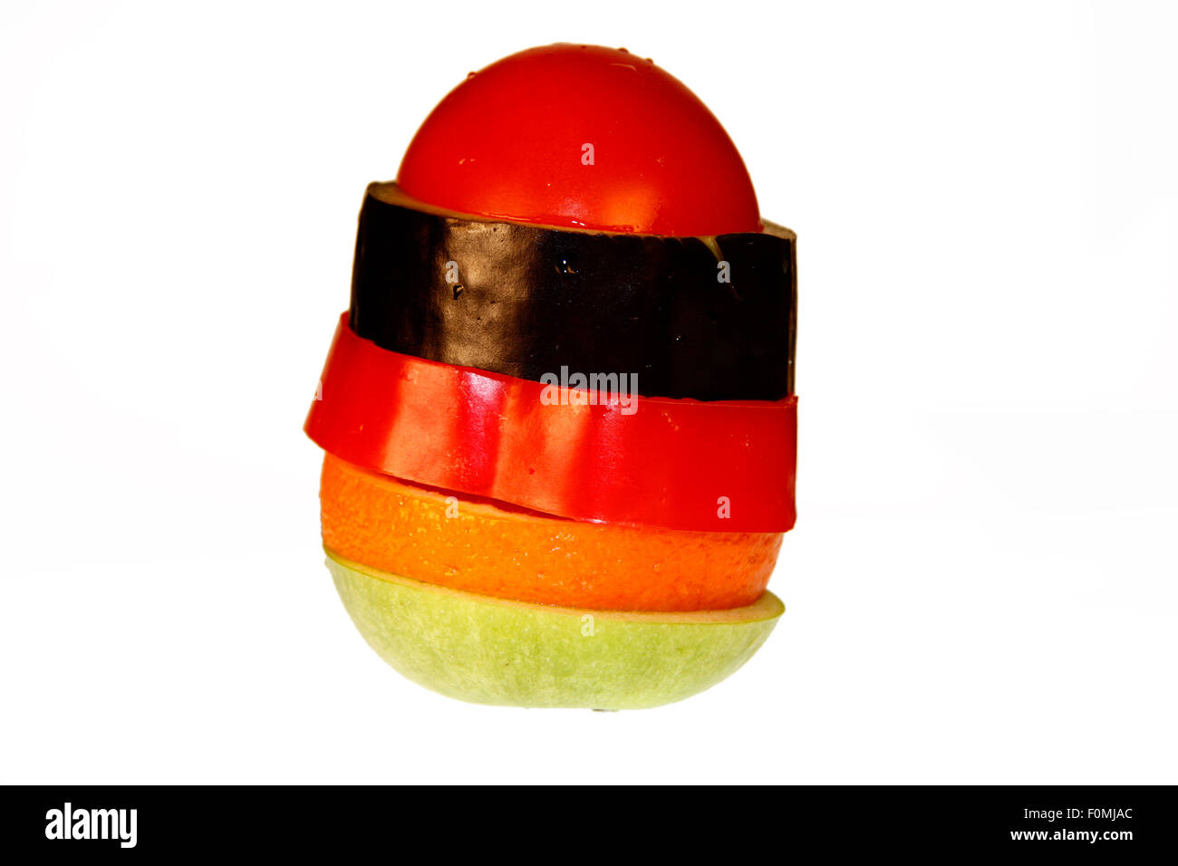 Frucht zusammengesetzt aus Tomate, Aubergine, Paprikaschote, Orange und Apfel - Symbolbild Nahrungsmittel. Stock Photo