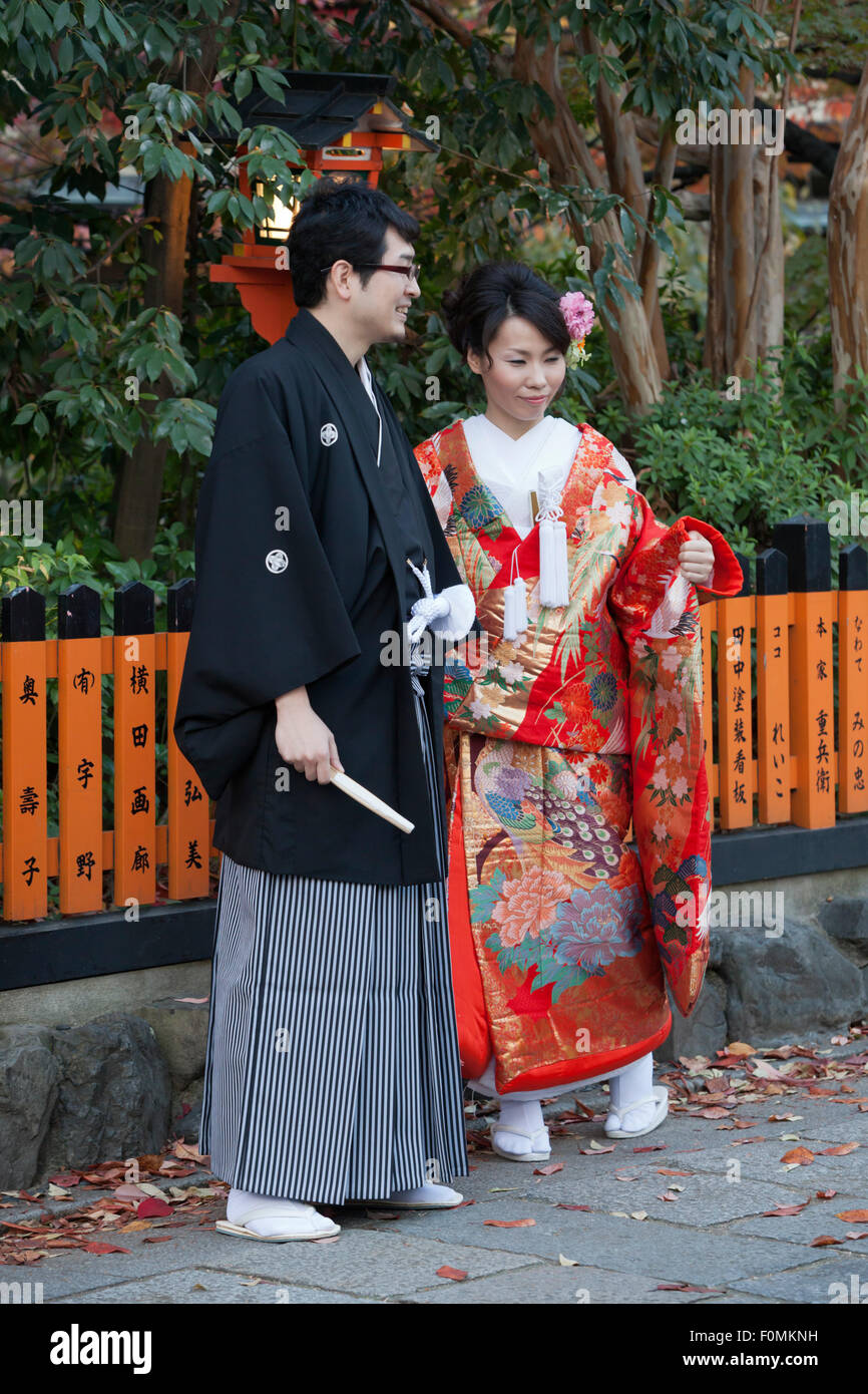 Young Japanese couple in traditional dress, Gion district (Geisha area), Kyoto, Japan, Asia Stock Photo