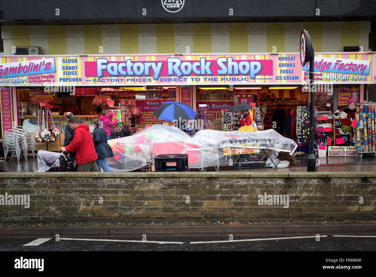 Skegness, Lincolnshire, UK. 18th August, 2015. Holiday makers and day-trippers make the best of the bad weather ,Heavy rain all day on the promenade resulting in empty beaches ,but indoor amusements are doing well. Credit:  IFIMAGE/Alamy Live News Stock Photo