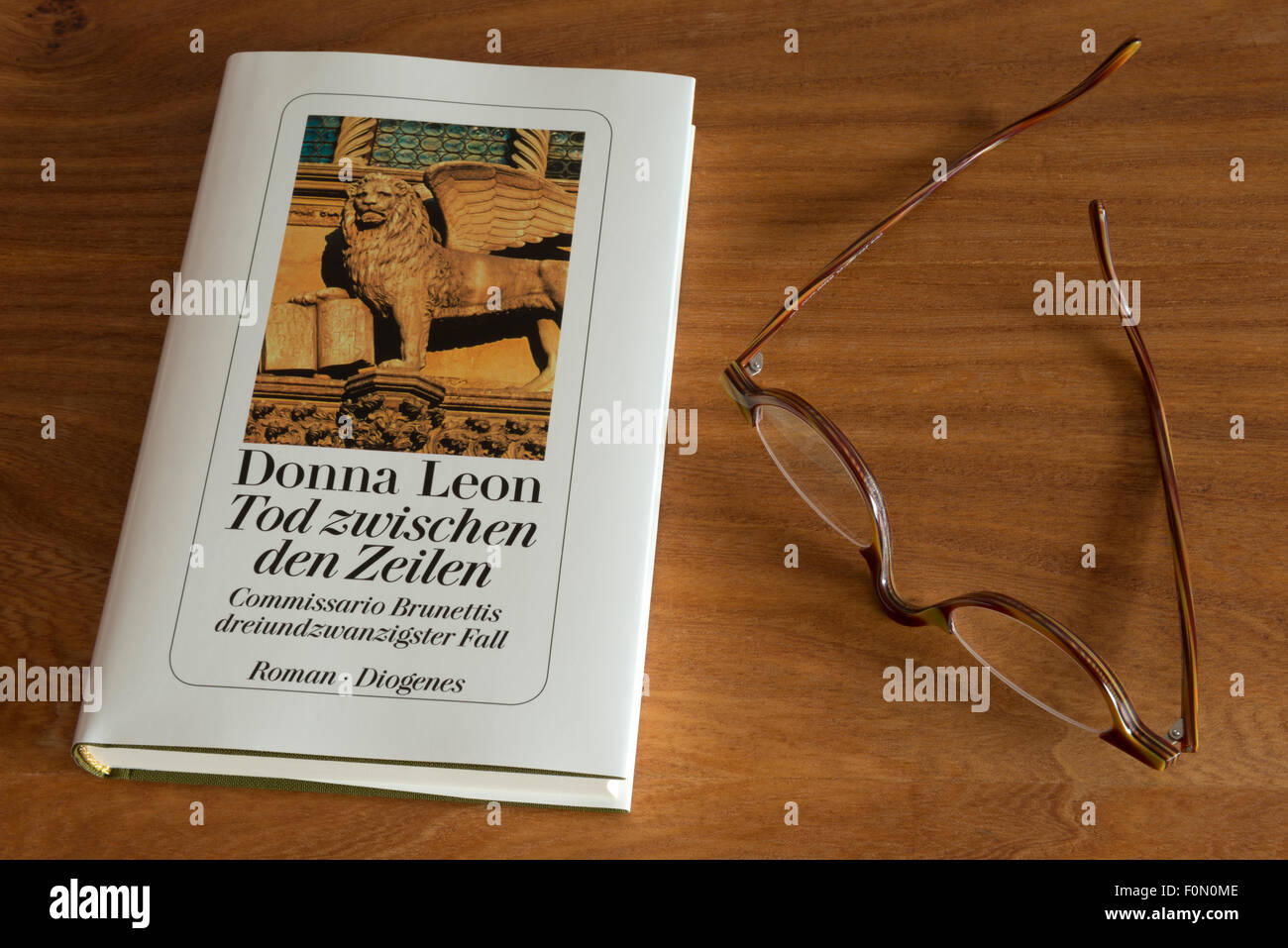 Donna Leon Tod Zwischen den Zeilen Stock Photo