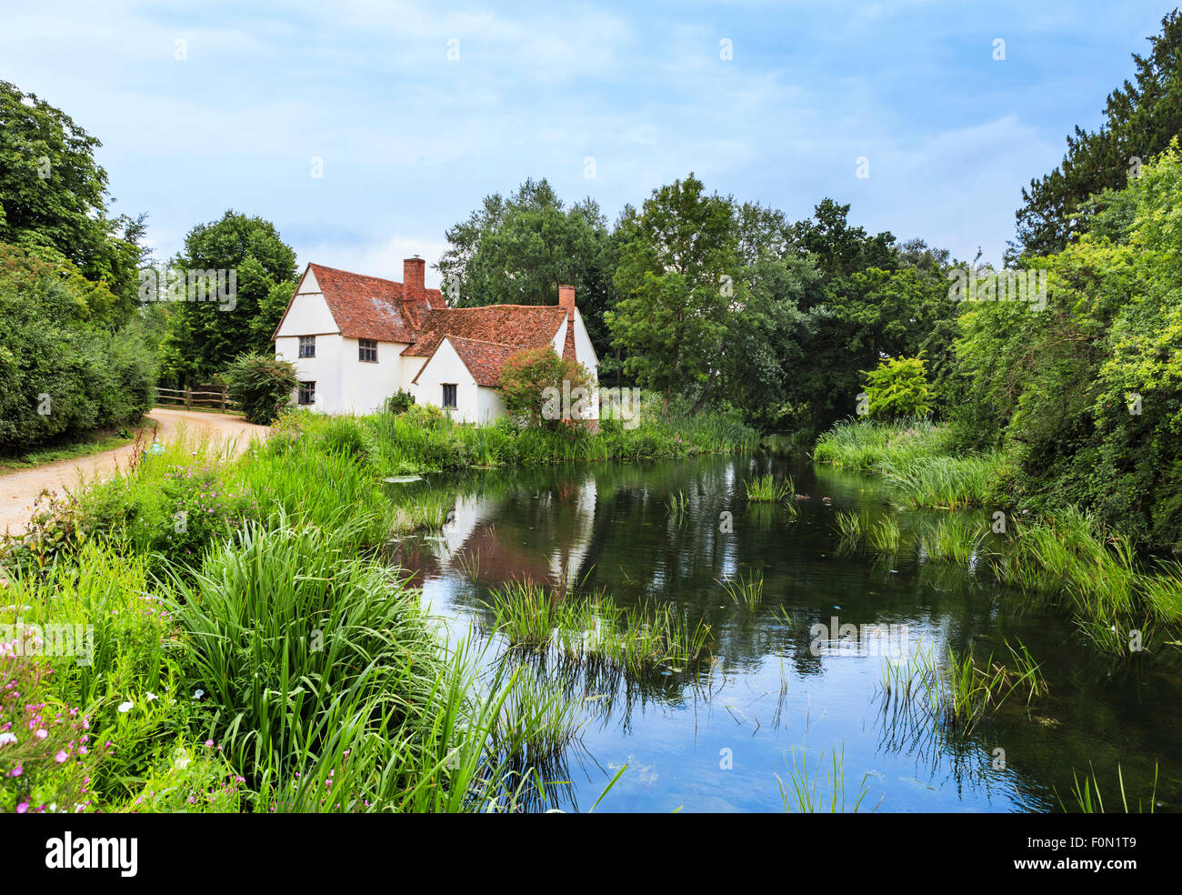 Willy Lott’s Cottage at Flatford Mill, featured in Constable’s painting 'The Hay Wain', East Bergholt, Dedham Vale, Essex, UK Stock Photo