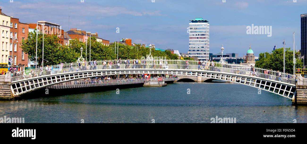 Hapenny bridge over liffey river hi-res stock photography and images ...
