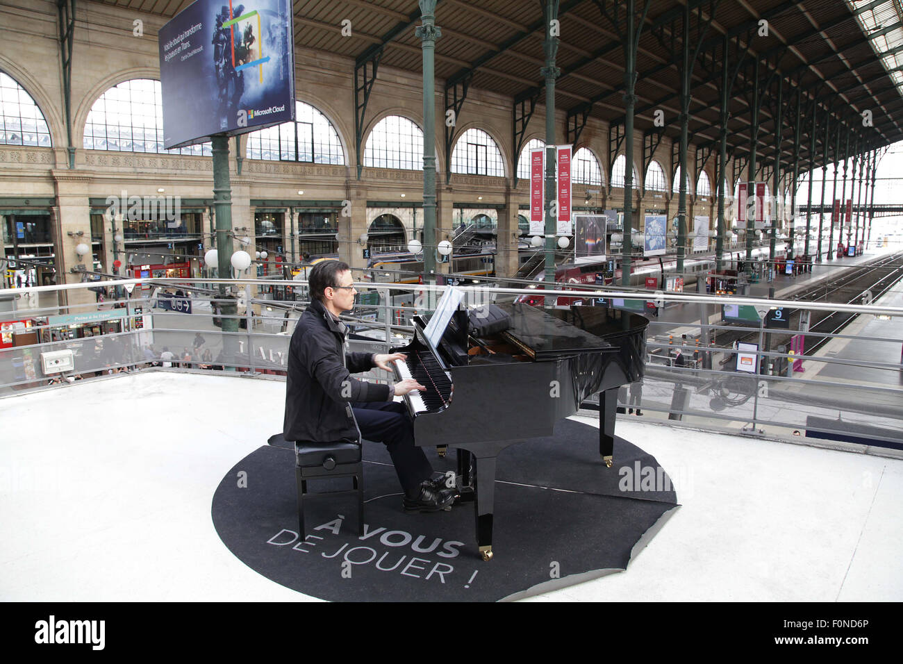 Piano player at Gare du Nord train station Paris France Stock Photo - Alamy