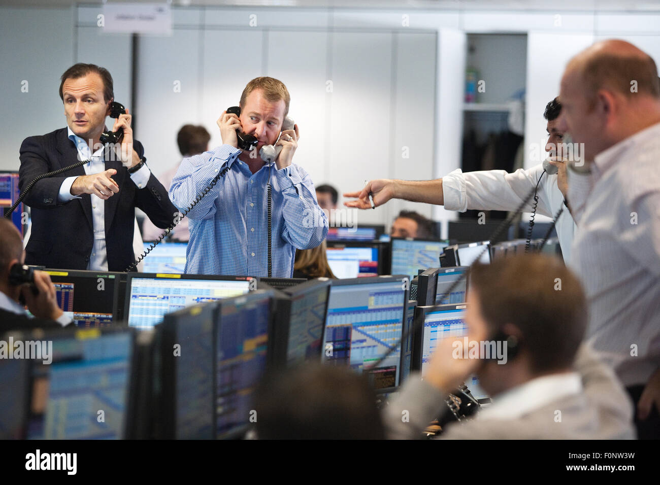 London stock exchange floor hi-res stock photography and images - Alamy