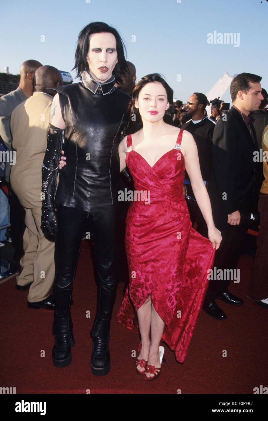 ROSE McGOWAN with Marlyn Manson.MTV movie awards Barker Hanger Santa Monica Ca. 1999.k15809lr. © Lisa Rose/Globe Photos/ZUMA Wire/ZUMA Wire/Alamy Live News Stock Photo