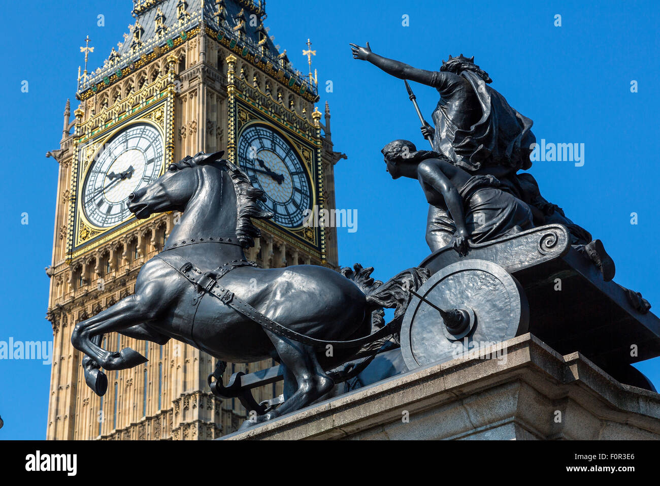 Estátua De Cavalo Na Frente Do Big Ben Ilustração de stock - Getty Images