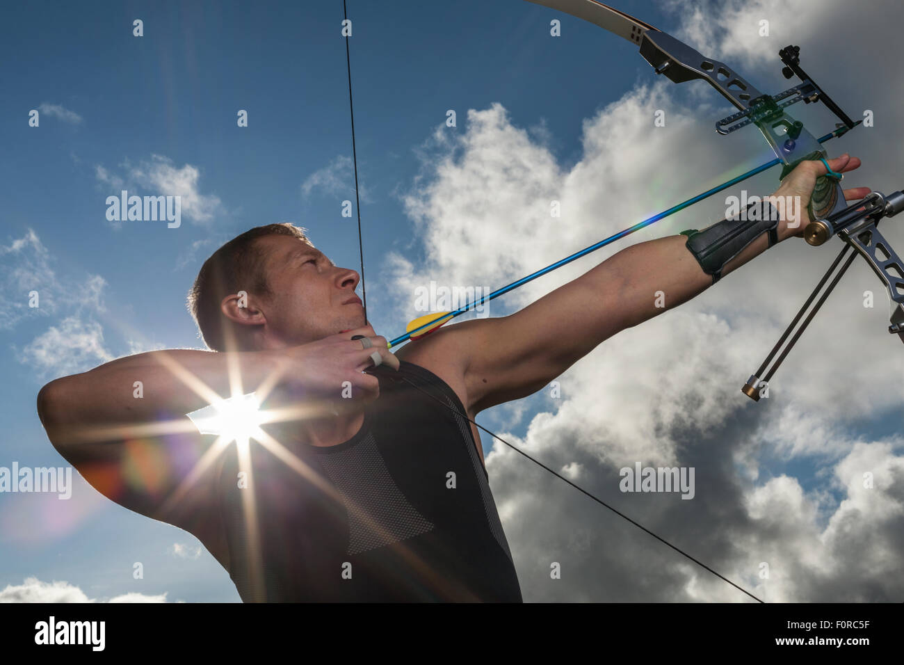Человек с пистолетом. Стрельба в воздух. Стрельба с пистолета. Стрельба в воздух. Стреляет в небо.