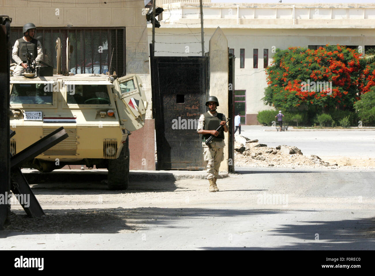 Rafah, Gaza Strip, Palestinian Territory. 20th Aug, 2015. Egyptian soldiers stand guard in front of the Egyptian gate at the Rafah border crossing in the southern Gaza Strip, August 20, 2015. Gunmen in Egypt boarded a bus carrying Palestinians from Cairo to Gaza and seized four of the passengers before letting the others continue, Hamas officials in the strip said Credit:  Abed Rahim Khatib/APA Images/ZUMA Wire/Alamy Live News Stock Photo