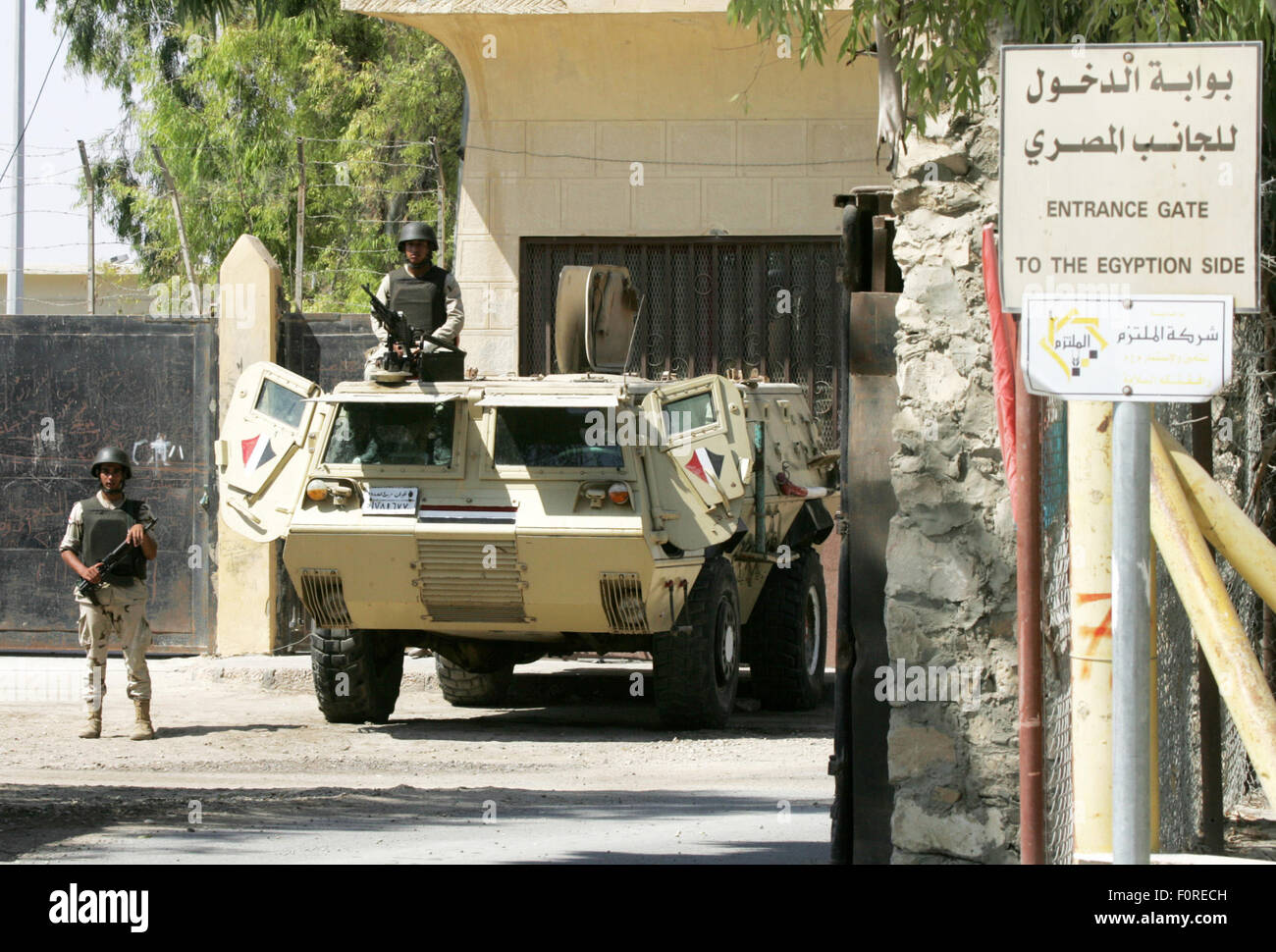 Rafah, Gaza Strip, Palestinian Territory. 20th Aug, 2015. Egyptian soldiers stand guard in front of the Egyptian gate at the Rafah border crossing in the southern Gaza Strip, August 20, 2015. Gunmen in Egypt boarded a bus carrying Palestinians from Cairo to Gaza and seized four of the passengers before letting the others continue, Hamas officials in the strip said Credit:  Abed Rahim Khatib/APA Images/ZUMA Wire/Alamy Live News Stock Photo