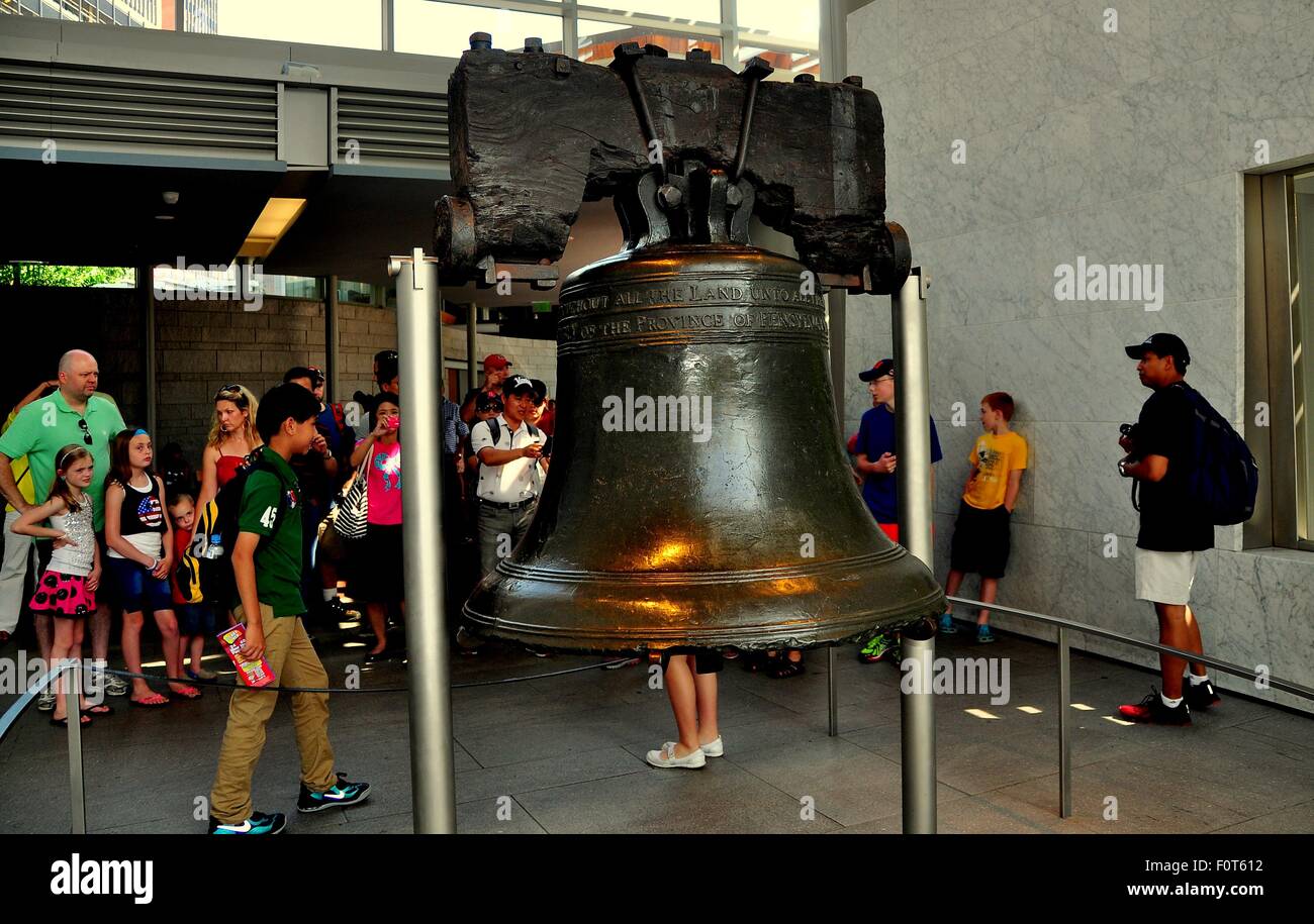 Philadelphia, PA Tourists viewing the famous 1753 Liberty Bell on